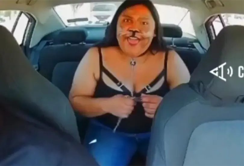 Una mujer que se identifica como "therian" intenta abordar un Uber asegurando que es un perro.