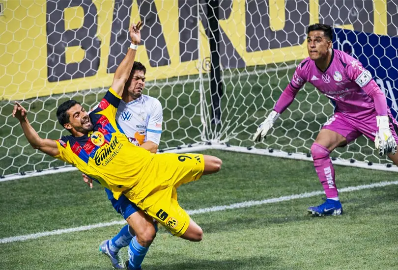 El Cantante Guerrero señala a Katia Itzel por no marcar penal a favor del América. El Cantante Guerrero señala a Katia Itzel por no marcar penal a favor del América.