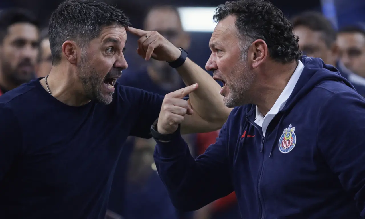  Bronca entre cuerpos  técnicos enciende Cruz Azul vs Chivas 