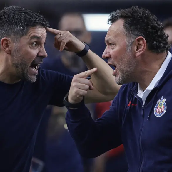 Bronca entre cuerpos  t&eacute;cnicos enciende Cruz Azul vs Chivas