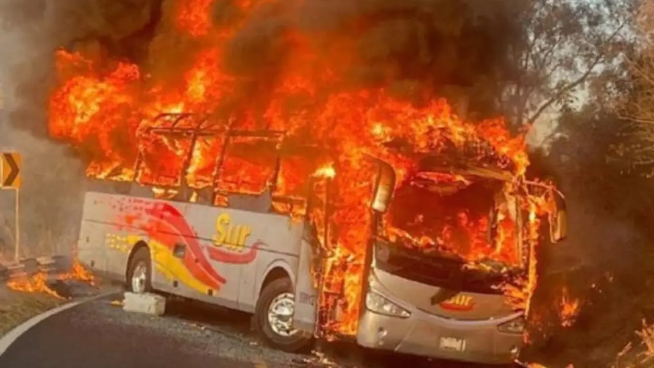  La muerte de Nemesio Oseguera Cervantes, alias “El Mencho”, desató narcobloqueos en al menos seis estados, incluidos Jalisco y Michoacán. 