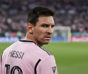 Messi explota y Su&aacute;rez lo frena antes de ir contra el &aacute;rbitro