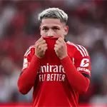 Mientras Benfica reta a UEFA, así recibieron a Prestianni en Madrid Mientras Benfica reta a UEFA, así recibieron a Prestianni en Madrid