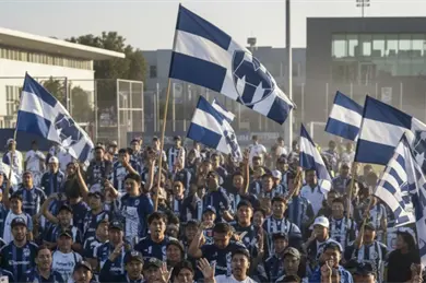 La afici&oacute;n se manifest&oacute; en El Barrial y Canales da la cara por Rayados