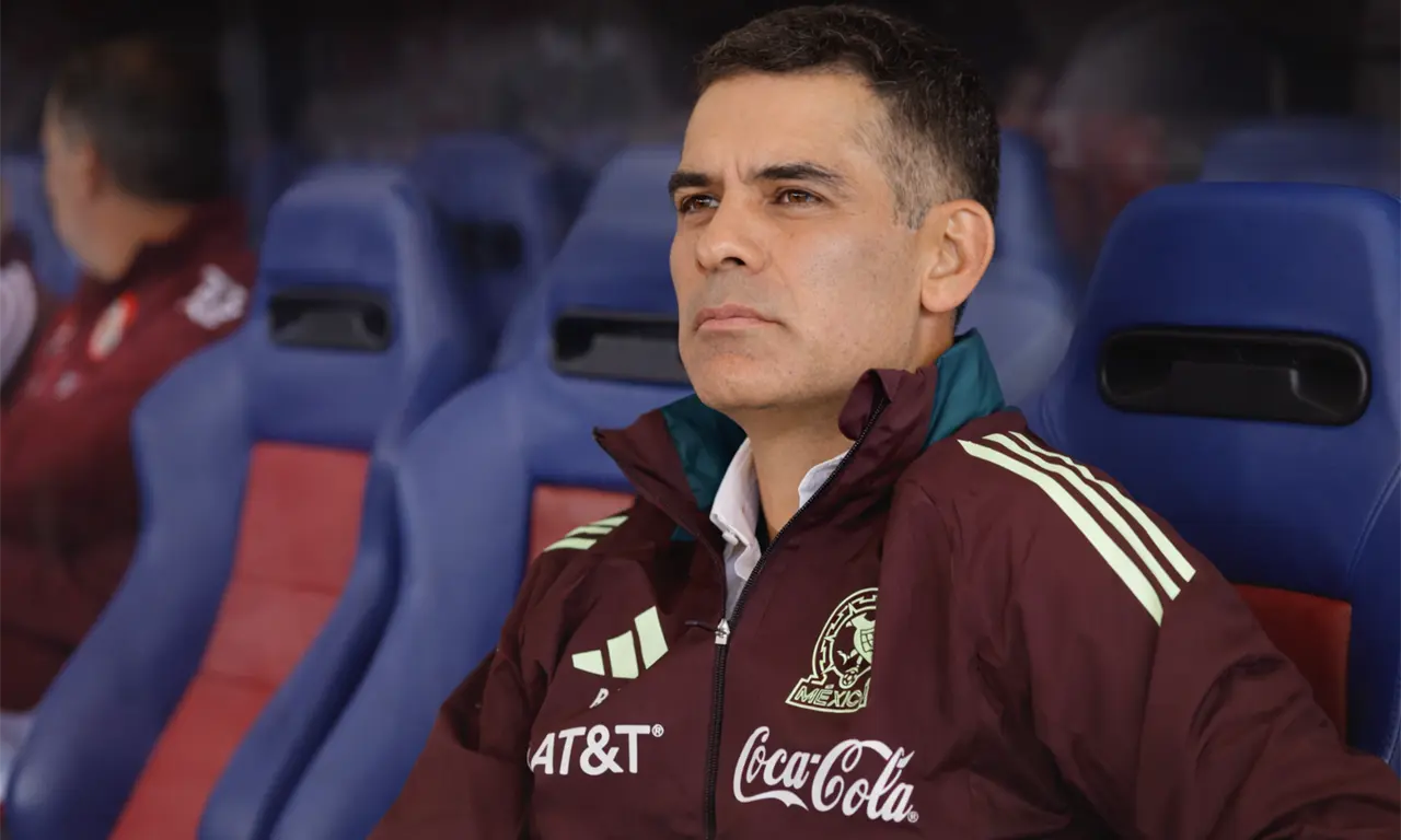  Rafa Márquez, asistente del Vasco Aguirre, no estuvo en el banquillo del Tri ante Islandia. 