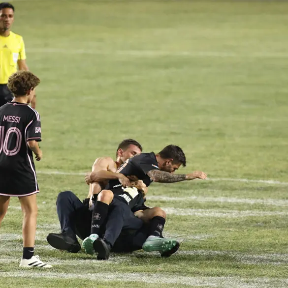 Falla seguridad y derriban a Messi en Puerto Rico | VIDEO