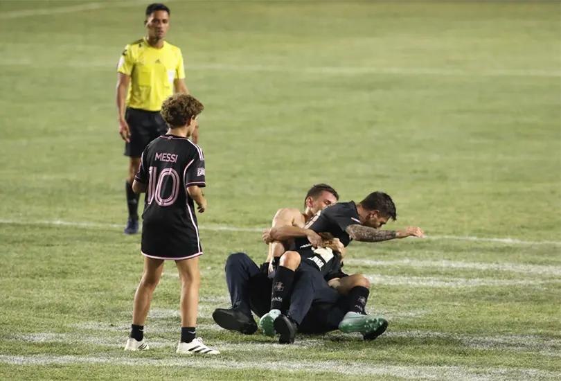 Lionel Messi fue derribado durante una invasi&oacute;n de cancha en un amistoso del Inter Miami en Puerto Rico.