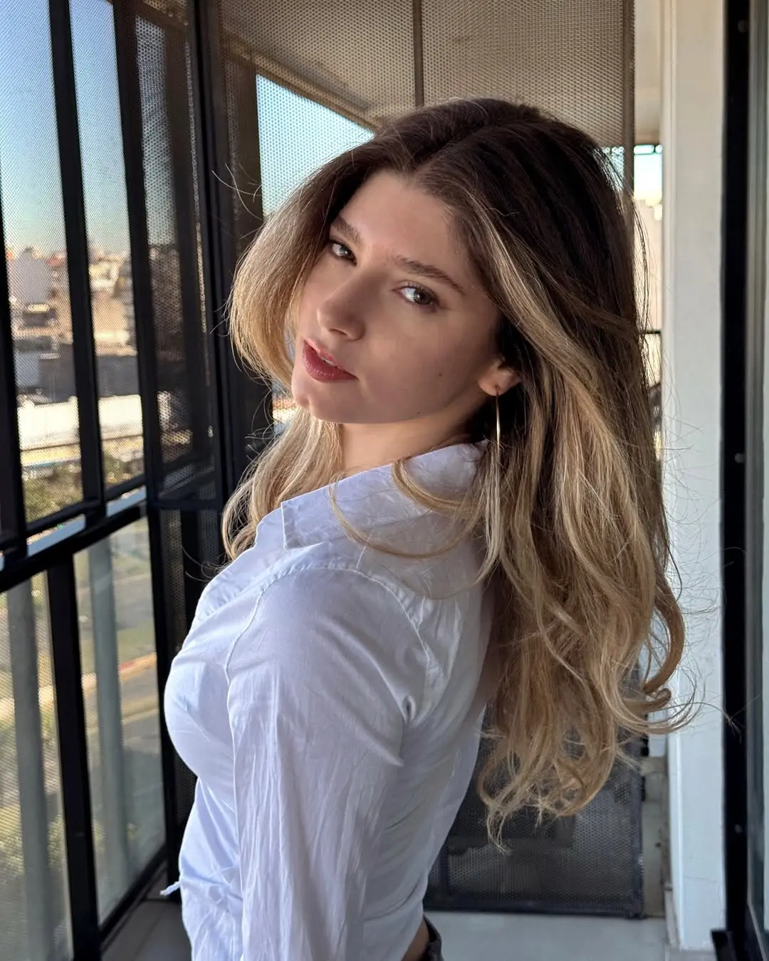 Ha estado nominada en eventos de prestigio como los Premios Mart&iacute;n Fierro Digital y los Coscu Army Awards. 