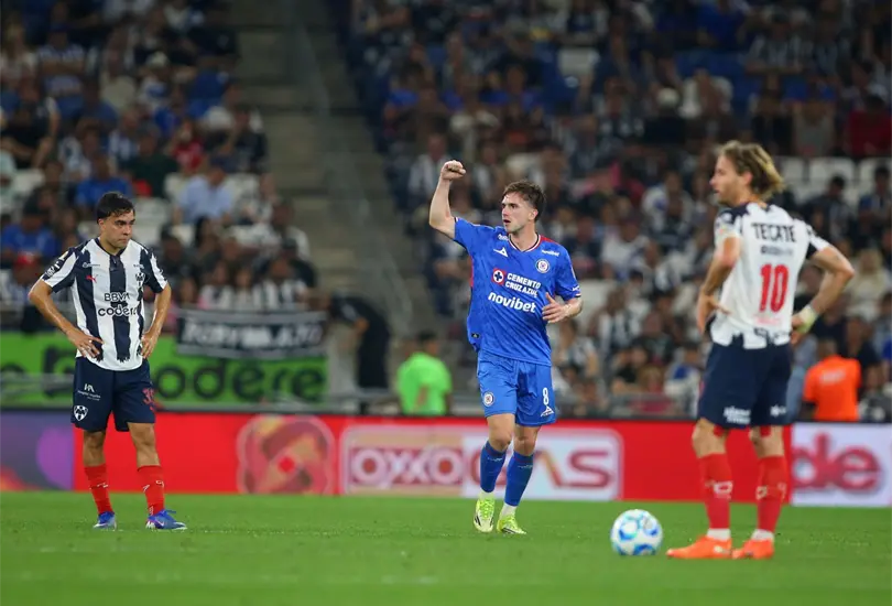 Cruz Azul ´ganó con autoridad en Monterrey y se adueñó de la cima de la clasificación.