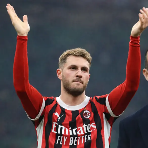 Santiago Giménez está más cerca que nunca de volver con el Milan Santiago Giménez está más cerca que nunca de volver con el Milan