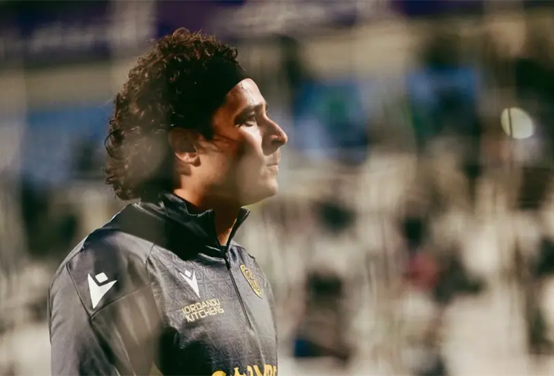 Guillermo Ochoa recibi&oacute; tres goles en la derrota 3-2 del AEL Limassol ante APOEL, actuaci&oacute;n que reaviva dudas sobre su nivel rumbo al Mundial 2026.