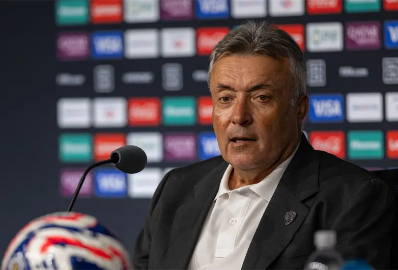 Domenec Torrent durante la conferencia tras la derrota de Rayados ante Cruz Azul en el Gigante de Acero.