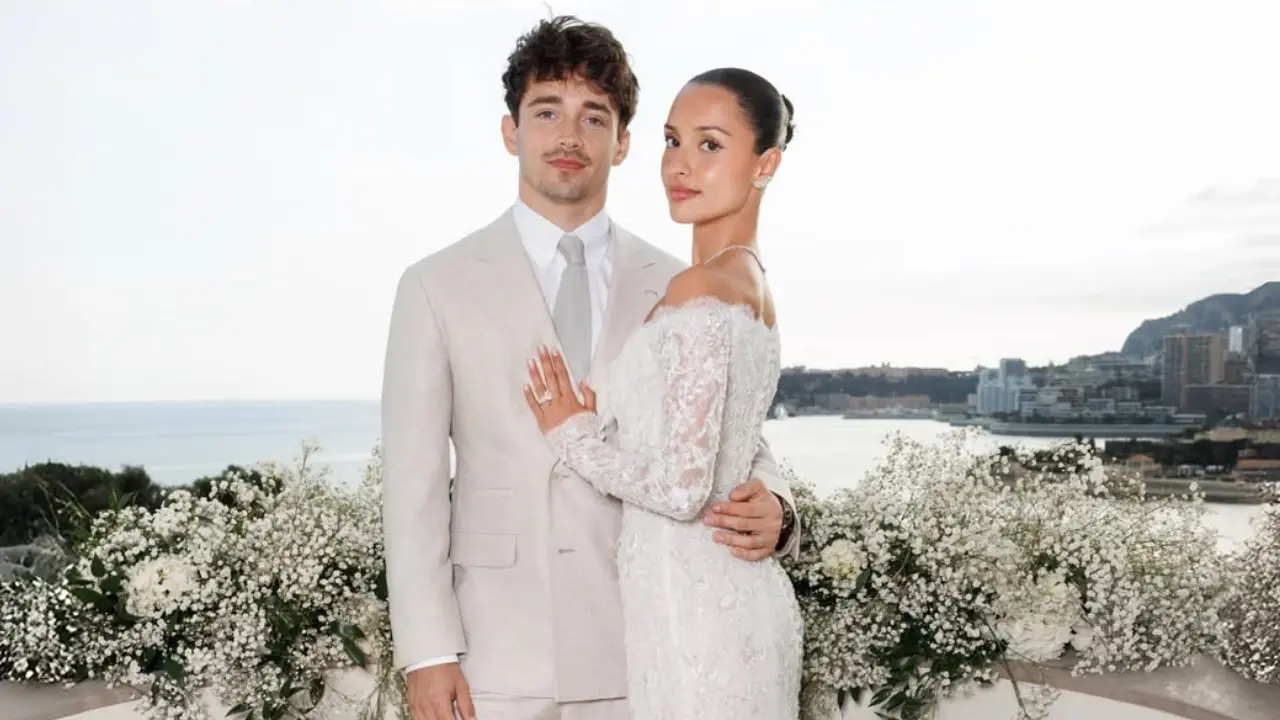  El piloto de Fórmula 1, Charles Leclerc, se casó con Alexandra Saint Mleux en una ceremonia civil. 