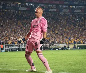 El pol&eacute;mico gesto de Nahuel Guzm&aacute;n contra la afici&oacute;n de Rayados