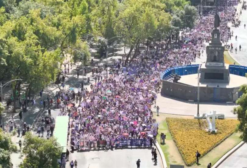 Contingentes avanzan por Avenida Chapultepec durante la marcha del Día Internacional de la Mujer en Ciudad de México. Contingentes avanzan por Avenida Chapultepec durante la marcha del Día Internacional de la Mujer en Ciudad de México.