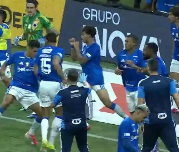 Tristísimo, la lamentable bronca que se desató en el Cruzeiro vs Atlético Mineiro Tristísimo, la lamentable bronca que se desató en el Cruzeiro vs Atlético Mineiro
