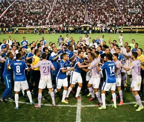 VIDEO: Brutal pelea en Brasil termina con 23 expulsados en final del Mineiro