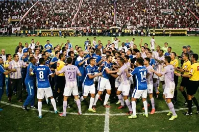 VIDEO: Brutal pelea en Brasil termina con 23 expulsados en final del Mineiro