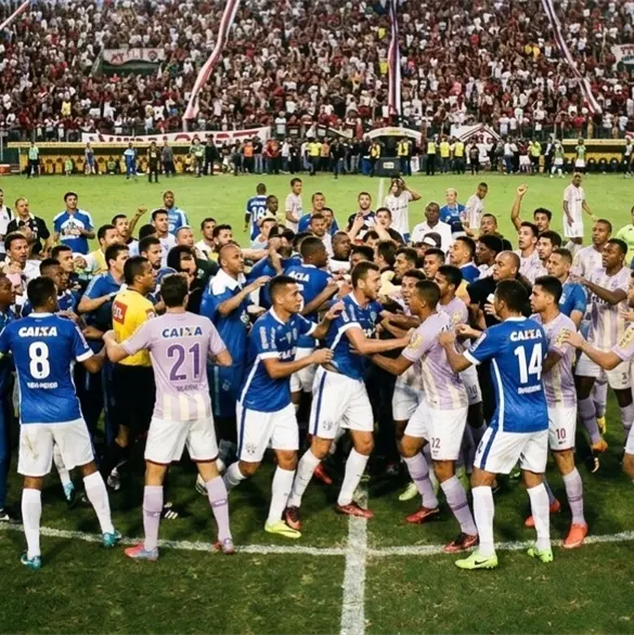 VIDEO: Brutal pelea en Brasil termina con 23 expulsados en final del Mineiro
