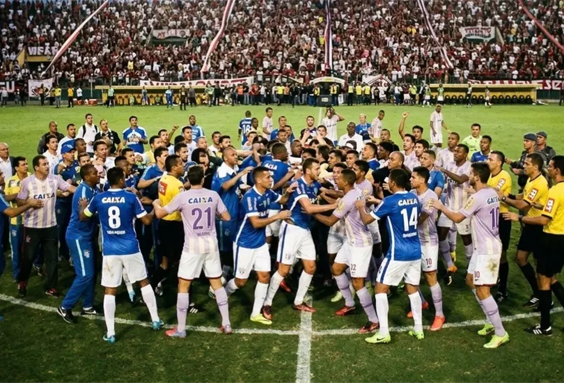 Una campal entre jugadores manch&oacute; al futbol brasile&ntilde;o