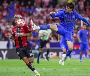 Desafortunadas escenas de agresi&oacute;n en el cl&aacute;sico Chivas vs Atlas