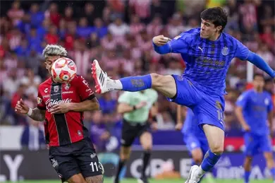 Desafortunadas escenas de agresión en el clásico Chivas vs Atlas Desafortunadas escenas de agresión en el clásico Chivas vs Atlas