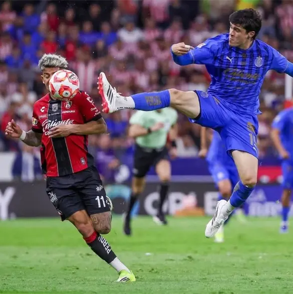 Desafortunadas escenas de agresi&oacute;n en el cl&aacute;sico Chivas vs Atlas