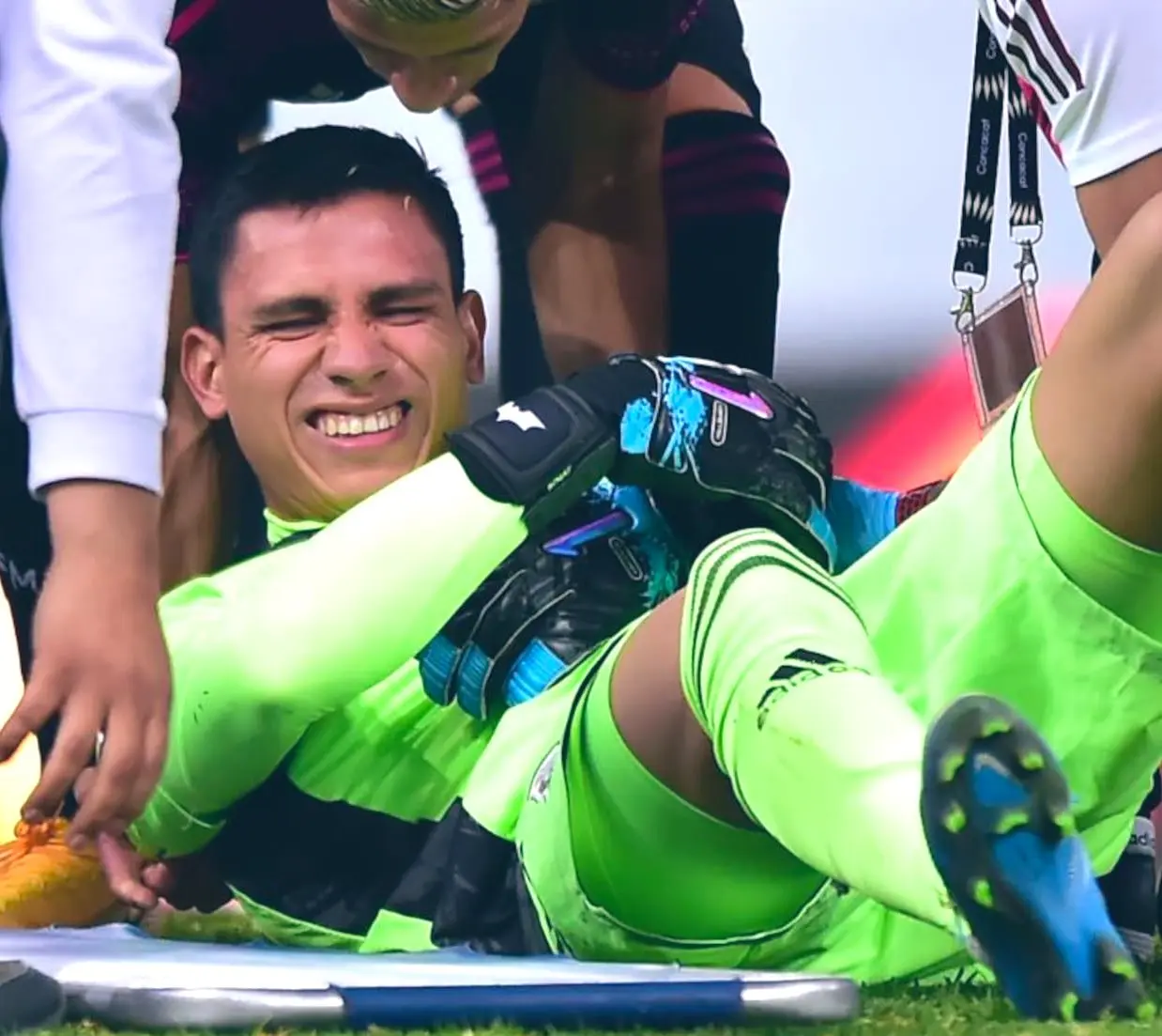 Malag&oacute;n abandona con rictus de dolor