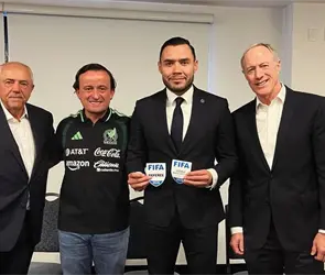 El &acute;Gato&acute; Ortiz presume gafete FIFA tras pol&eacute;mico Cl&aacute;sico"