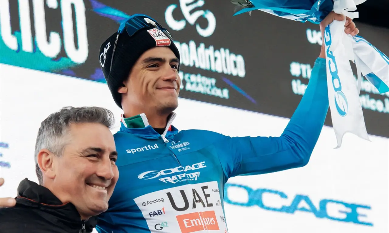  El mexicano brilla y se mete en la pelea por el Tridente. 