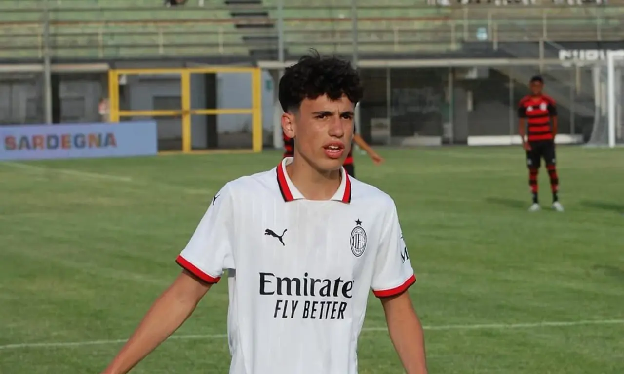  Matteo Zanacca, defensor de 15 años en la cantera del AC Milan, presume raíces mexicanas y apunta a futuro prometedor. 
