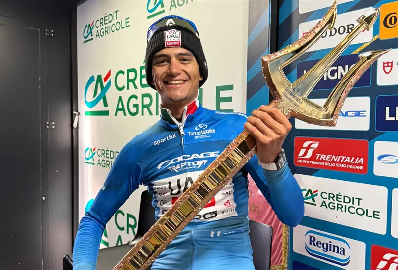 El prodigio mexicano posa con el trofeo que nunca antes había ganado un nacional. El prodigio mexicano posa con el trofeo que nunca antes había ganado un nacional.