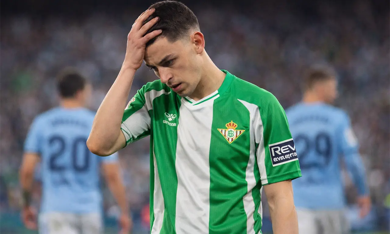  Medios en España criticaron con dureza el rendimiento de Álvaro Fidalgo tras el empate entre Betis y Celta. 