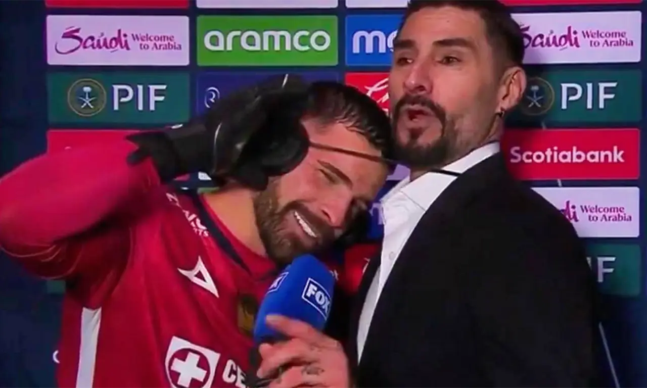  Cruz Azul avanzó en Concacaf, pero un momento entre Gudiño y Yosgart en TV llamó la atención por lo peculiar. 