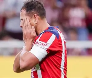 VIDEO: Chicharito Hern&aacute;ndez llora al explicar su fallo con Chivas