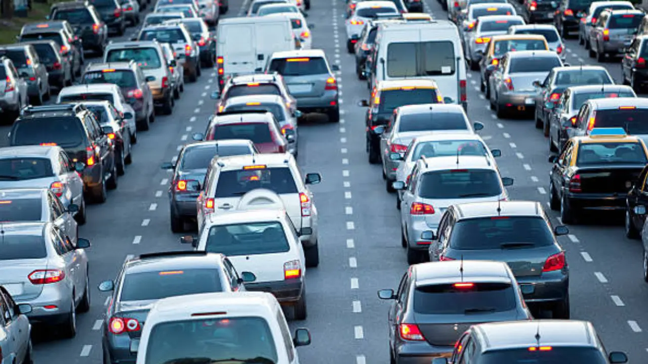  Antes de salir, revisa si tu auto tiene restricciones este viernes 