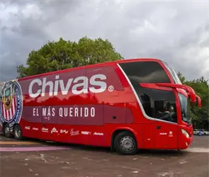 Autob&uacute;s de las Chivas sufre incidente en camino a enfrentar a Rayados