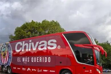 Autobús de las Chivas sufre incidente en camino a enfrentar a Rayados Autobús de las Chivas sufre incidente en camino a enfrentar a Rayados