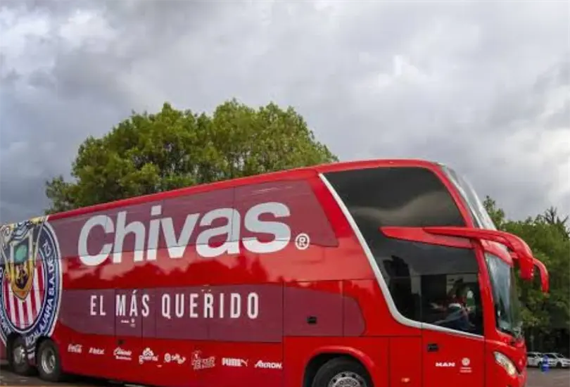 Chocan cami&oacute;n de Chivas