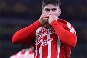 La Hormiga Gonz&aacute;lez supera r&eacute;cord de Chicharito en Chivas