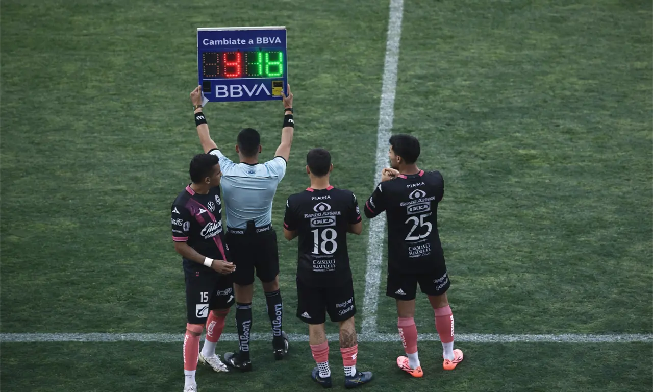  La sanción que podría sufrir Guerra por empujar al cuarto árbitro 