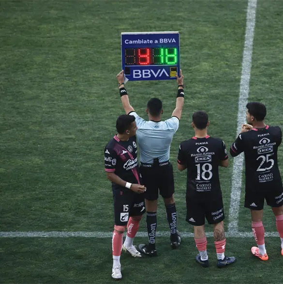 La sanción que podría sufrir Guerra por empujar al cuarto árbitro