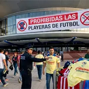 Proh&iacute;ben playeras de futbol en concierto de Los Fabulosos Cadillacs