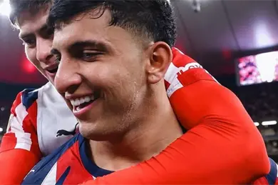 Gesto de l&iacute;der, el gran acto de Milito con Brian Gonz&aacute;lez