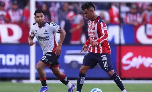 (VIDEO) Batalla campal entre aficionados de Chivas y Atlas en California (VIDEO) Batalla campal entre aficionados de Chivas y Atlas en California