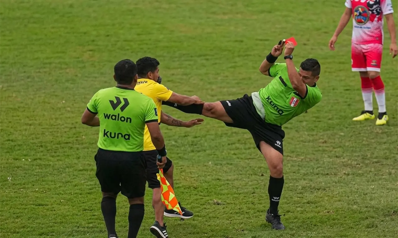  Un árbitro en Perú respondió con una patada fulminante a un auxiliar que invadió la cancha para agredirlo con una botella. 