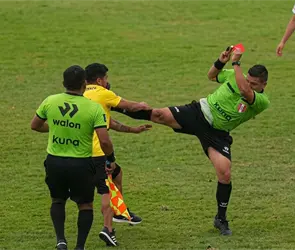 La impactante patada con la que un &aacute;rbitro fren&oacute; a un agresor