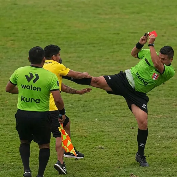 La impactante patada con la que un &aacute;rbitro fren&oacute; a un agresor