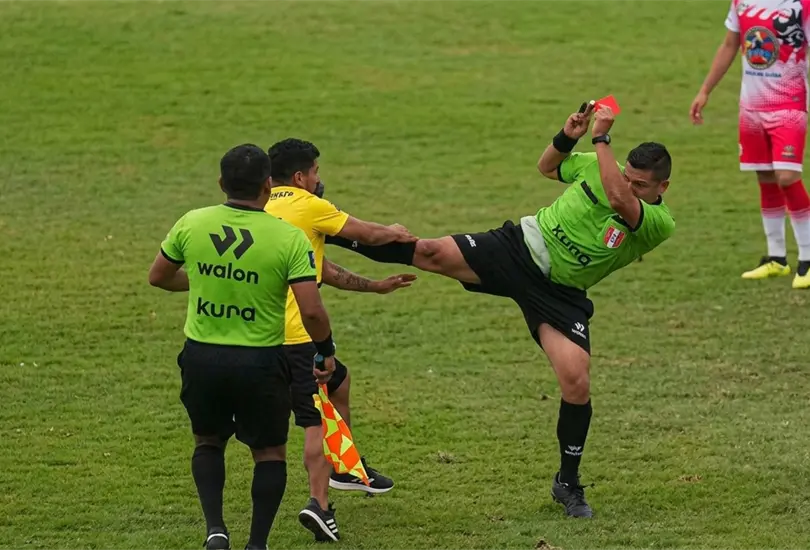 Un &aacute;rbitro en Per&uacute; respondi&oacute; con una patada fulminante a un auxiliar que invadi&oacute; la cancha para agredirlo con una botella.