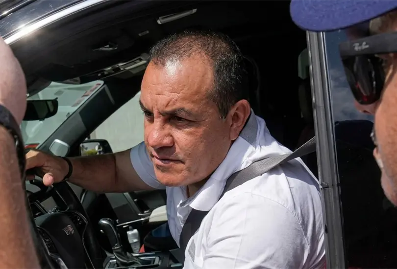 Cuauht&eacute;moc Blanco evit&oacute; la caminata de un kil&oacute;metro en el Estadio Banorte por su acceso a palcos, pero no pudo eludir una multa por circular sin placas.